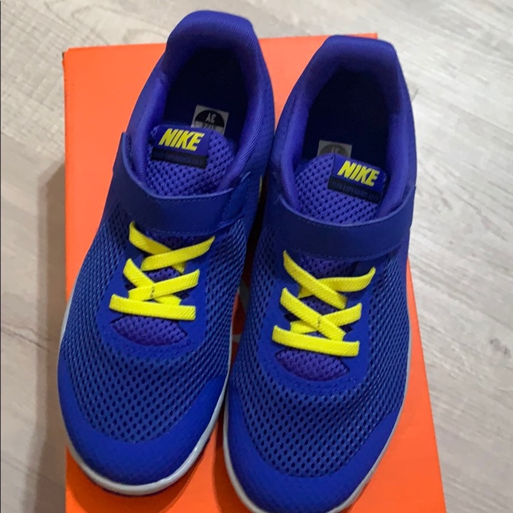 Nike bog boy shoes 3Y brand new